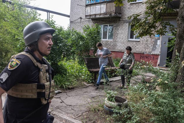 Aftermath of Russian attack on Ukraine s Druzhkivka DRUZHKIVKA, UKRAINE - JUNE 12: Emergency services in Ukraine evacuate a woman in Druzhkivka, Ukraine, 12 June 2026 Diego Herrera Carcedo Anadolu Druzhkivka Ukraine. Editorial use only. Please get in touch for any other usage.  Copyright: x2026xAnadoluxDiegoxHerreraxCarcedox