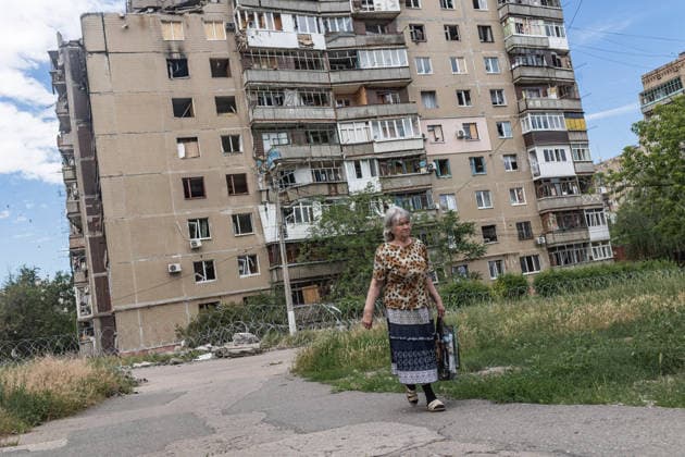 Aftermath of Russian attack on Ukraine s Druzhkivka DRUZHKIVKA, UKRAINE - JUNE 12: A woman walks past a building damaged by aerial bombardment in Druzhkivka, Ukraine, 12 Ju Diego Herrera Carcedo Anadolu Druzhkivka Ukraine. Editorial use only. Please get in touch for any other usage.  Copyright: x2026xAnadoluxDiegoxHerreraxCarcedox