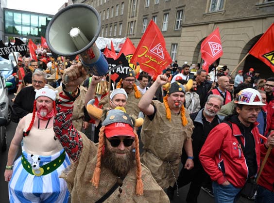 Rally of steel industry employees in Berlin BERLIN, GERMANY - JUNE 12: Steel industry employees take part in a rally in support of the steel sector in Berlin, Germany, on June 12, 2026. The rally, led by IG Metall, marched from the Brandenburg Gate to the Federal Ministry for Economic Affairs, calling for support for the German steel industry and urging not to abandon industry modernization programs. Volodymyr Sindieiev Anadolu Berlin Germany. Editorial use only. Please get in touch for any other usage.  Copyright: x2026xAnadoluxVolodymyrxSindieievx