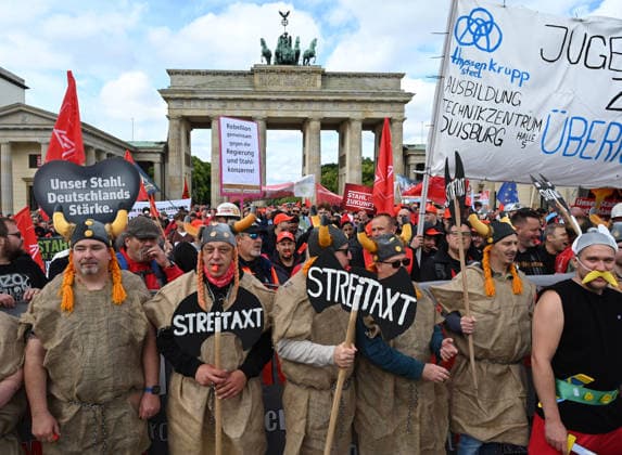 Rally of steel industry employees in Berlin BERLIN, GERMANY - JUNE 12: Steel industry employees take part in a rally in support of the steel sector in Berlin, Germany, on June 12, 2026. The rally, led by IG Metall, marched from the Brandenburg Gate to the Federal Ministry for Economic Affairs, calling for support for the German steel industry and urging not to abandon industry modernization programs. Volodymyr Sindieiev Anadolu Berlin Germany. Editorial use only. Please get in touch for any other usage.  Copyright: x2026xAnadoluxVolodymyrxSindieievx
