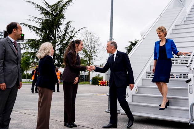 June 12, 2026, Paris, France: Prime Minister Mark Carney and Diana Fox Carney are greeted by FranceöÄÃ s protocol officer Ms. Josephine Jean-Ortiz, Ms. Nathalie Drouin, centre, Ambassador of Canada to the French Republic, second from left, and Mr. Francois Mandron of the Official Reception Department upon their arrival in Paris, on Friday, June 12, 2026. Paris France  - ZUMAc35_ 20260612_zaf_c35_003 Copyright: xChristopherxKatsarovx