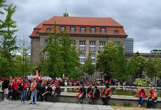 Rally of steel industry employees in Berlin BERLIN, GERMANY - JUNE 12: Steel industry employees take part in a rally in support of the steel sector in Berlin, Germany, on June 12, 2026. The rally, led by IG Metall, marched from the Brandenburg Gate to the Federal Ministry for Economic Affairs, calling for support for the German steel industry and urging not to abandon industry modernization programs. Volodymyr Sindieiev Anadolu Berlin Germany. Editorial use only. Please get in touch for any other usage.  Copyright: x2026xAnadoluxVolodymyrxSindieievx