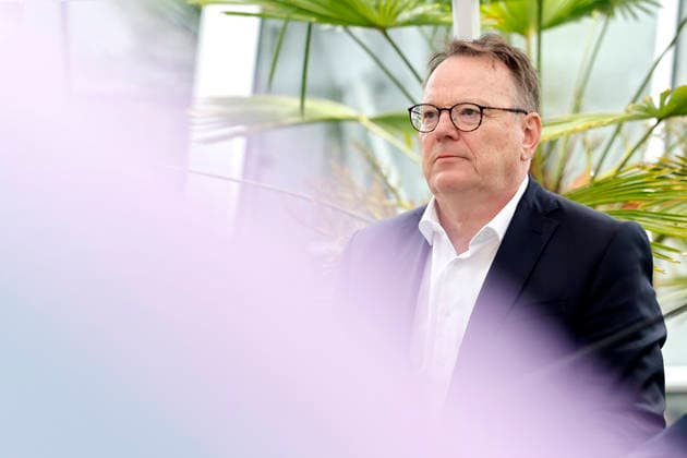 Kölns Oberbürgermeister Torsten Burmester (SPD) bei der Eröffnung der neuen Schaugewächshäuser in der Kölner Flora. Das Stahl-Glasgebäude zeigt eine große Auswahl exotischer Pflanzen und ist fortan wieder der Öffentlichkeit zugänglich. Köln, 12.06.2026 NRW Deutschland *** Colognes Lord Mayor Torsten Burmester SPD at the opening of the new show greenhouses at Cologne Flora The steel and glass building displays a large selection of exotic plants and is now open to the public again Cologne, 12 06 2026 NRW Germany Copyright: xChristophxHardtx