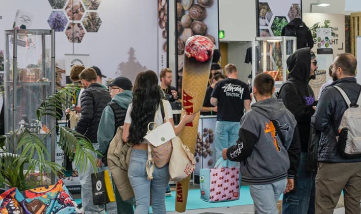 Frau mit Joint, Besucher auf der Mary Jane Berlin - Cannabis Messe 2026, Messegelände, Westend, Charlottenburg, Berlin, Deutschland ! Persönlichkeitrechte sind NICHT geklärt! Keine Haftung für mögliche Model-release-Verstöße! *** Woman with joint, visitor at the Mary Jane Berlin Cannabis Fair 2026, Exhibition Center, Westend, Charlottenburg, Berlin, Germany Personal rights are NOT clarified No liability for possible model release violations