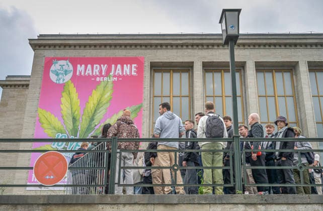 Besucher am Eingang, Schlange stehen, Mary Jane Berlin - Cannabis Messe 2026, Messegelände, Westend, Charlottenburg, Berlin, Deutschland ! Persönlichkeitrechte sind NICHT geklärt! Keine Haftung für mögliche Model-release-Verstöße! *** Visitors at the entrance, queuing, Mary Jane Berlin Cannabis Fair 2026, Exhibition Center, Westend, Charlottenburg, Berlin, Germany Personal rights are NOT clarified No liability for possible model release violations
