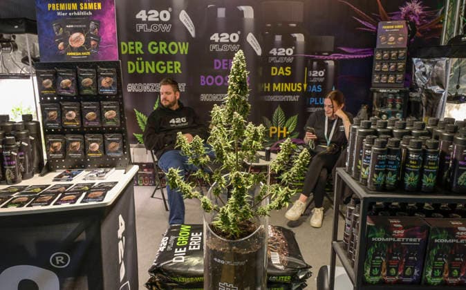 Stand mit Zubehör für den Anbau von Cannabis daheim, homegrow, Mary Jane Berlin - Cannabis Messe 2026, Messegelände, Westend, Charlottenburg, Berlin, Deutschland *** Booth with accessories for growing cannabis at home, homegrow, Mary Jane Berlin Cannabis Fair 2026, Exhibition Center, Westend, Charlottenburg, Berlin, Germany