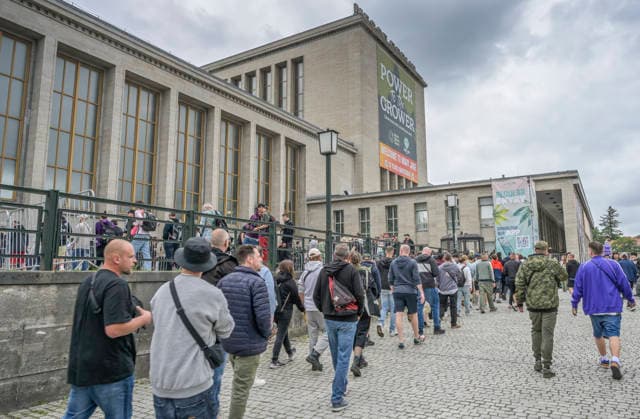 Besucher am Eingang, Schlange stehen, Mary Jane Berlin - Cannabis Messe 2026, Messegelände, Westend, Charlottenburg, Berlin, Deutschland ! Persönlichkeitrechte sind NICHT geklärt! Keine Haftung für mögliche Model-release-Verstöße! *** Visitors at the entrance, queuing, Mary Jane Berlin Cannabis Fair 2026, Exhibition Center, Westend, Charlottenburg, Berlin, Germany Personal rights are NOT clarified No liability for possible model release violations