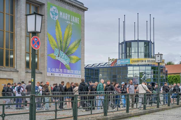 Besucher am Eingang, Schlange stehen, Mary Jane Berlin - Cannabis Messe 2026, Messegelände, Westend, Charlottenburg, Berlin, Deutschland ! Persönlichkeitrechte sind NICHT geklärt! Keine Haftung für mögliche Model-release-Verstöße! *** Visitors at the entrance, queuing, Mary Jane Berlin Cannabis Fair 2026, Exhibition Center, Westend, Charlottenburg, Berlin, Germany Personal rights are NOT clarified No liability for possible model release violations