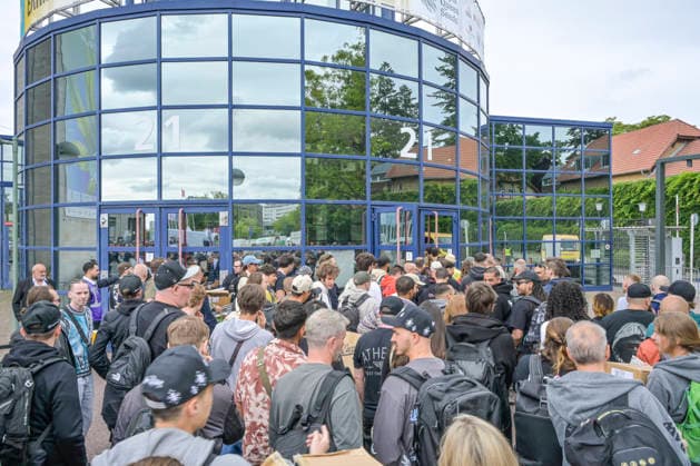 Besucher am Eingang, Schlange stehen, Mary Jane Berlin - Cannabis Messe 2026, Messegelände, Westend, Charlottenburg, Berlin, Deutschland ! Persönlichkeitrechte sind NICHT geklärt! Keine Haftung für mögliche Model-release-Verstöße! *** Visitors at the entrance, queuing, Mary Jane Berlin Cannabis Fair 2026, Exhibition Center, Westend, Charlottenburg, Berlin, Germany Personal rights are NOT clarified No liability for possible model release violations