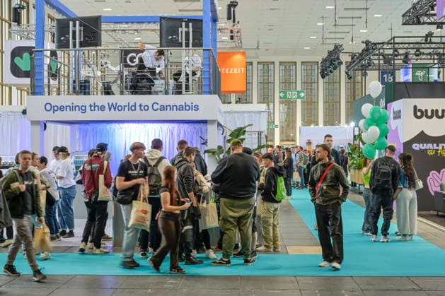 Besucher auf der Mary Jane Berlin - Cannabis Messe 2026, Messegelände, Westend, Charlottenburg, Berlin, Deutschland ! Persönlichkeitrechte sind NICHT geklärt! Keine Haftung für mögliche Model-release-Verstöße! *** Visitors at the Mary Jane Berlin Cannabis Fair 2026, Exhibition Grounds, Westend, Charlottenburg, Berlin, Germany Personal rights are NOT clarified No liability for possible model release violations