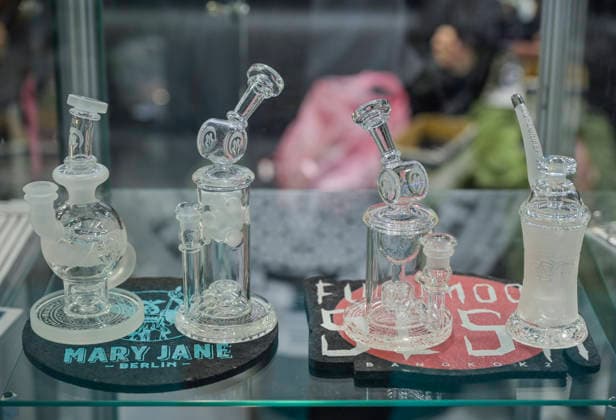 Wasserpfeifen stehen zum Verkauf, Mary Jane Berlin - Cannabis Messe 2026, Messegelände, Westend, Charlottenburg, Berlin, Deutschland *** Water pipes for sale, Mary Jane Berlin Cannabis Fair 2026, Exhibition Grounds, Westend, Charlottenburg, Berlin, Germany
