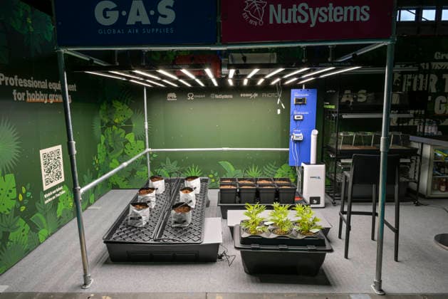 Zubehör für den Anbau von Cannabis daheim, homegrow, Pflanzen aus Plastik zur Demonstration, Mary Jane Berlin - Cannabis Messe 2026, Messegelände, Westend, Charlottenburg, Berlin, Deutschland *** Accessories for growing cannabis at home, homegrow, plastic plants for demonstration, Mary Jane Berlin Cannabis Fair 2026, Exhibition Center, Westend, Charlottenburg, Berlin, Germany