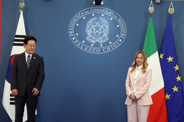 IPA85609588 - Rome, Italy June 12, 2026: At Villa Pamphilj, Prime Minister Giorgia Meloni meets with the President of the Republic of Korea, Lee Jae Myung. The meeting reaffirms the strength of bilateral relations and the shared commitment to strengthening cooperation between Italy and Korea in key areas of strategic interest.  Copyright: xmarcoxiacobuccix xmarcoxiacobuccix 85609588