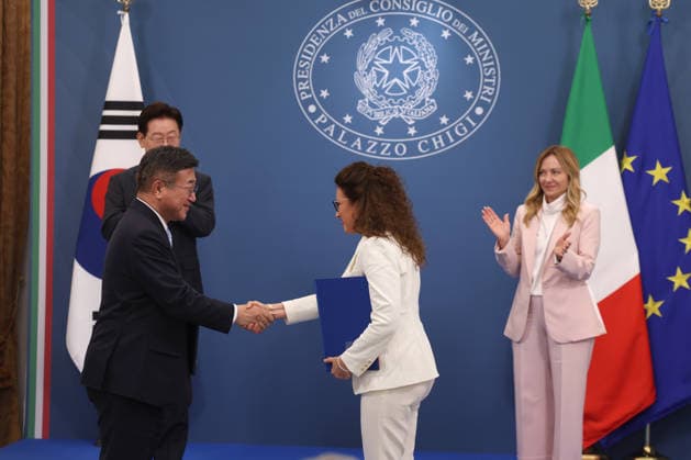 IPA85609671 - Rome, Italy June 12, 2026: Memorandum of Understanding on cooperation in the field of the social and solidarity economy. Representing Italy is Maria Teresa Bellucci, Deputy Minister of Labor and Social Policies. Representing Korea is the Minister of the Interior and Security, YUN Hojung. At Villa Pamphilj, Prime Minister Giorgia Meloni meets with the President of the Republic of Korea, Lee Jae Myung. The meeting reaffirms the strength of bilateral relations and the shared commitment to strengthening cooperation between Italy and Korea in key areas of strategic interest.  Copyright: xmarcoxiacobuccix xmarcoxiacobuccix 85609671