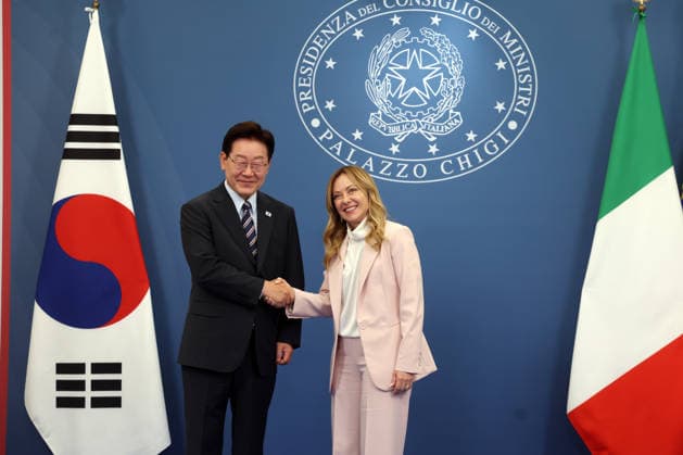 IPA85609705 - Rome, Italy June 12, 2026: At Villa Pamphilj, Prime Minister Giorgia Meloni meets with the President of the Republic of Korea, Lee Jae Myung. The meeting reaffirms the strength of bilateral relations and the shared commitment to strengthening cooperation between Italy and Korea in key areas of strategic interest.  Copyright: xmarcoxiacobuccix xmarcoxiacobuccix 85609705