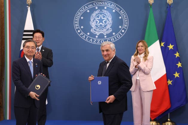 IPA85609628 - Rome, Italy June 12, 2026: Memorandum of Understanding on development cooperation. Signing on behalf of Italy: Deputy Prime Minister and Minister of Foreign Affairs Antonio Tajani. Signing on behalf of South Korea: Minister of Foreign Affairs CHO Hyun. At Villa Pamphilj, Prime Minister Giorgia Meloni meets with the President of the Republic of Korea, Lee Jae Myung. The meeting confirms the strength of bilateral relations and the shared commitment to strengthening cooperation between Italy and Korea in key areas of strategic interest.  Copyright: xmarcoxiacobuccix xmarcoxiacobuccix 85609628