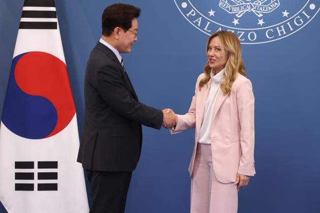 IPA85609689 - Rome, Italy June 12, 2026: At Villa Pamphilj, Prime Minister Giorgia Meloni meets with the President of the Republic of Korea, Lee Jae Myung. The meeting reaffirms the strength of bilateral relations and the shared commitment to strengthening cooperation between Italy and Korea in key areas of strategic interest.  Copyright: xmarcoxiacobuccix xmarcoxiacobuccix 85609689