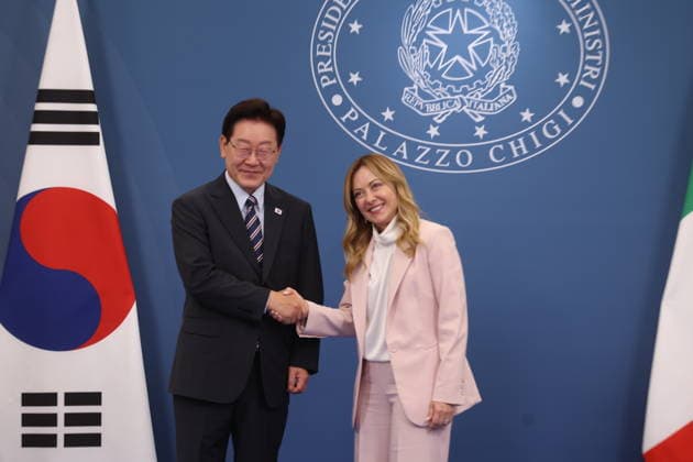 IPA85609700 - Rome, Italy June 12, 2026: At Villa Pamphilj, Prime Minister Giorgia Meloni meets with the President of the Republic of Korea, Lee Jae Myung. The meeting reaffirms the strength of bilateral relations and the shared commitment to strengthening cooperation between Italy and Korea in key areas of strategic interest.  Copyright: xmarcoxiacobuccix xmarcoxiacobuccix 85609700