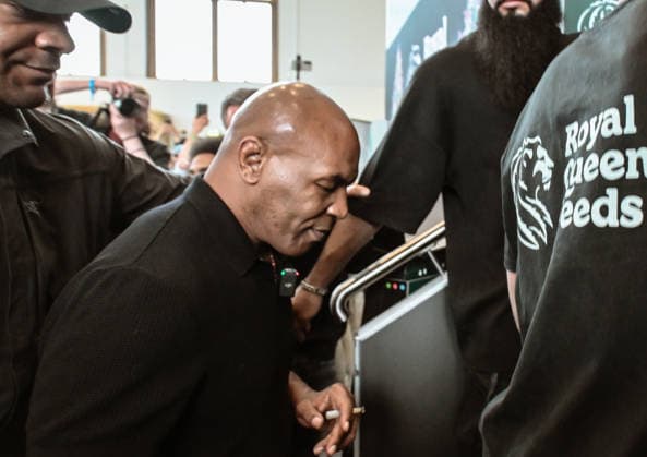 12.06.2026, xlakx, Entertainment, Mary Jane Berlin 2026 v.l. US-Boxlegende Mike Tyson auf der Cannabis-Messe Mary Jane Berlin. Die Veranstaltung präsentiert Aussteller aus den Bereichen Cannabis, Medizin, Lifestyle und Hanfprodukte. Berlin *** 12 06 2026, xlakx, Entertainment, Mary Jane Berlin 2026 v l US boxing legend Mike Tyson at the cannabis trade fair Mary Jane Berlin The event presents exhibitors from the cannabis, medicine, lifestyle and hemp products sectors Berlin Daniel Lakomski
