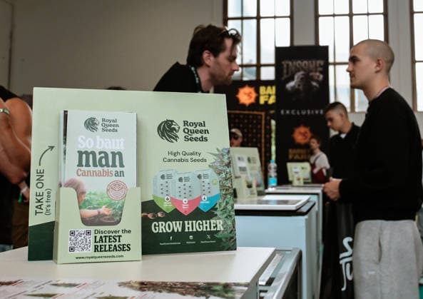 12.06.2026, xlakx, Entertainment, Mary Jane Berlin 2026 v.l. Flyer mit Aufschrift So baut man Cannabis an auf der Cannabis-Messe Mary Jane Berlin. Die Veranstaltung präsentiert Aussteller aus den Bereichen Cannabis, Medizin, Lifestyle und Hanfprodukte. Berlin *** 12 06 2026, xlakx, Entertainment, Mary Jane Berlin 2026 v l Flyer with inscription How to grow cannabis at the cannabis fair Mary Jane Berlin The event presents exhibitors from the fields of cannabis, medicine, lifestyle and hemp products Berlin Daniel Lakomski