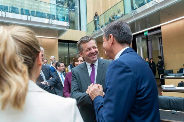 Sven Schulze + Olaf Lies - 1066. Sitzung des Bundesrat EUR, Deutschland, Berlin, 12.06.2026: Sven Schulze (CDU) Ministerpräsident von Sachsen-Anhalt begrüßt Olaf Lies (SPD) Ministerpräsident von Niedersachsen. 1066. Sitzung des Bundesrat. Neun Gesetzesbeschlüsse aus dem Bundestag und zahlreiche Initiativen aus den eigenen Reihen stehen auf der Tagesordnung. Den Schwerpunkt der Agenda bilden 24 Gesetzentwürfe der Bundesregierung, zu denen sich die Länder positionieren können *** Sven Schulze Olaf Lies 1066 Meeting of the Bundesrat EUR, Germany, Berlin, 12 06 2026 Sven Schulze CDU Minister President of Saxony-Anhalt welcomes Olaf Lies SPD Minister President of Lower Saxony 1066 Meeting of the Bundesrat Nine legislative resolution