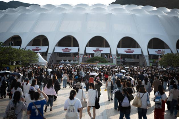 Fans gather ahead of BTS World Tour Arirang in South Korea s Busan BUSAN, SOUTH KOREA - JUNE 12: BTS World Tour Arirang is held at Busan Asiad Main Stadium in Busan, South Korea on June 12, 2026. Hwawon Ceci Lee Anadolu Busan South Korea. Editorial use only. Please get in touch for any other usage.  Copyright: x2026xAnadoluxHwawonxCecixLeex