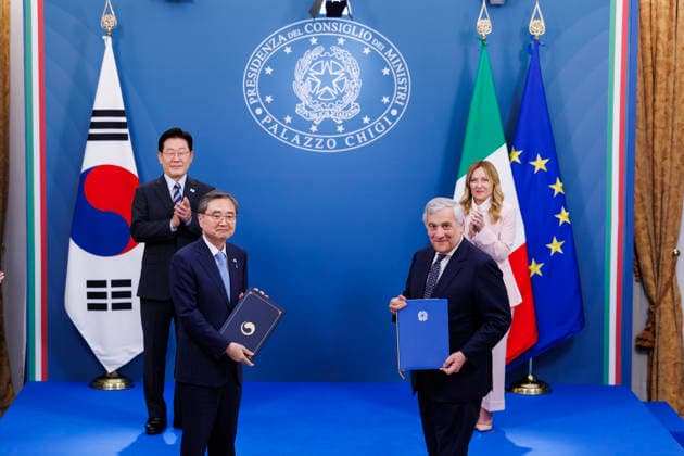 June 12, 2026, Rome, Italia, Italy: Minister of Foreign Affairs and International Cooperation Antonio Tajani and Minister of Foreign Affairs Cho Hyun exchanged the Memorandum of Understanding on Cooperation and Development, as part of the exchange of agreements ceremony on the sidelines of the meeting between the Prime Minister and the President of the Republic of Korea. Also pictured are Giorgia Meloni and Korean President Lee Jae Myung. Rome, June 12, 2026 Rome Italy  - ZUMAa289 20260612_zia_a289_123 Copyright: xFrancescoxFotiax xAgfx