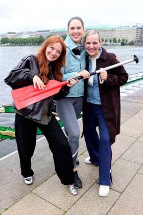 Salut Salon beim 20. Drachenbootrennen 2026 der Michael Stich Stiftung auf der Alster. Hamburg, 12.06.2026 *** Salut Salon at the 20 Dragon Boat Race 2026 of the Michael Stich Foundation on the Alster Hamburg, 12 06 2026 Foto:xgbrcix xFuturexImagex drachenboot_6601