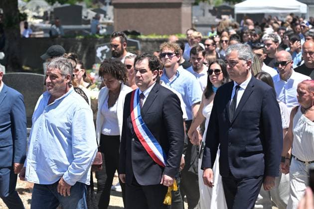 OBSEQUES DE LYHANNA PHOTOPQR LA DEPECHE DU MIDI SEBASTIEN LAPEYRERE AUCH 12 06 2026 DDM SEBASTIEN LAPEYRERE FLEURANCE LE 12 06 2026 OBSEQUES DE LYHANNA CEREMONIE LAIQUE DANS LE CIMETIERE DE FLEURANCE FAMILLE ET ÉLUS POUR UN DERNIER HOMMAGE ABLEVE A LA SORTIE DU COLLEGE DE FLEURANCE LE 29 MAI 2026 ET RETROUE MORT LE 4 JUIN 2026 A PUYCASQUIER IN AN AGRICULTURAL SILO THE SUSPECT PRINCIPAL JEROME BARELLA FATHER OF A FRIEND OF THE FILETTE WAS EXAMINED FOR ABDUCTION SEQUESTRATION OF A MINOR UNDER 15 YEARS OF AGE AFFAIR LYHANNA RAMEAU BERNARD JEROME BARELLA GREGORY BOBBATO MAIRE DE FLEURANCE LAURENT CARRIE FORMER PREFET OF THE GERS AND COUNSELOR PRESIDENCY OF THE REPUBLIC FLEURANCE Gers , France, June 12, 2026 - Family, friends and members of the  Copyright: xPHOTOPQR LAxDEPECHExDUxMIDI MAXPxSEBASTIENxLAPEYREREx 20260612DDM5928 20260612DDM5928