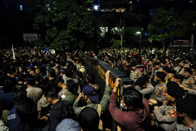 June 12, 2026, Jakarta, Jakarta, Indonesia: Police officers block protestersÃ¢â‚¬â ¢ access to the HI Roundabout on Jalan Jenderal Sudirman, Jakarta, Indonesia on Friday, June 12, 2026. University students and members of the public take part in a protest demanding improvements to IndonesiaÃ¢â‚¬â ¢s national economy. Jakarta Indonesia - ZUMAm344 20260612_zip_m344_003 Copyright: xHufazxMuhammadx