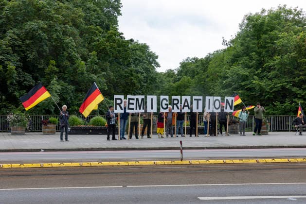 Widersetzen Erfurt und Remigration-Demo 12062026 - Kurz vor dem Bundesparteitag der Partei Alternative fuer Deutschland (AfD)i n Erfurt hat rund ein Dutzend Menschen an der Bahnhaltestelle Boyneburgufer fuer Remigration demonstriert. Die Demonstrierenden hielten Deutschlandfahnen und einen Remigration-Schriftzug hoch. Ihnen stellten sich rund 50 Demonstrierende gegenueber. Sie warben unter anderem fuer das Buendnis Widersetzen, welches die Gegendemos gegen den Parteitag organisiert. Erfurt Thueringen Deutschland *** Oppose Erfurt and Remigration Demo 12062026 Shortly before the federal party conference of the Alternative for Germany AfD party in Erfurt, around a dozen people demonstrated for remigration at the Boyneburgufer train st 120626_ppb-3