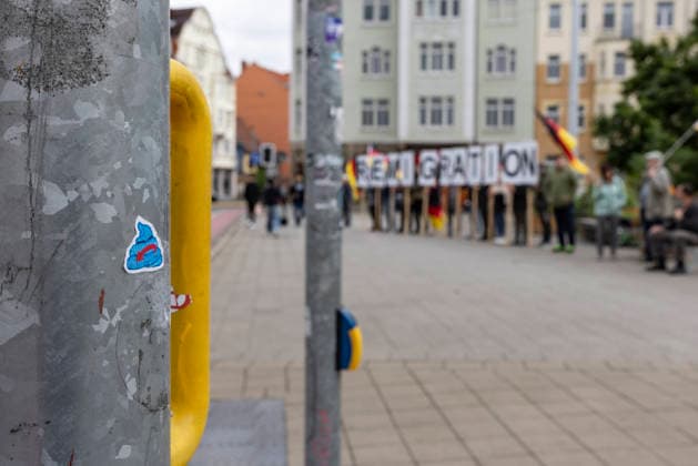 Widersetzen Erfurt und Remigration-Demo 12062026 - Kurz vor dem Bundesparteitag der Partei Alternative fuer Deutschland (AfD)i n Erfurt hat rund ein Dutzend Menschen an der Bahnhaltestelle Boyneburgufer fuer Remigration demonstriert. Die Demonstrierenden hielten Deutschlandfahnen und einen Remigration-Schriftzug hoch. Ihnen stellten sich rund 50 Demonstrierende gegenueber. Sie warben unter anderem fuer das Buendnis Widersetzen, welches die Gegendemos gegen den Parteitag organisiert. Erfurt Thueringen Deutschland *** Oppose Erfurt and Remigration Demo 12062026 Shortly before the federal party conference of the Alternative for Germany AfD party in Erfurt, around a dozen people demonstrated for remigration at the Boyneburgufer train st 120626_ppb-10