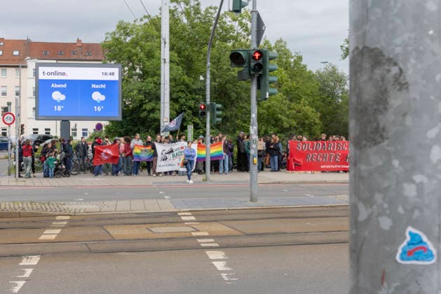 Widersetzen Erfurt und Remigration-Demo 12062026 - Kurz vor dem Bundesparteitag der Partei Alternative fuer Deutschland (AfD)i n Erfurt hat rund ein Dutzend Menschen an der Bahnhaltestelle Boyneburgufer fuer Remigration demonstriert. Die Demonstrierenden hielten Deutschlandfahnen und einen Remigration-Schriftzug hoch. Ihnen stellten sich rund 50 Demonstrierende gegenueber. Sie warben unter anderem fuer das Buendnis Widersetzen, welches die Gegendemos gegen den Parteitag organisiert. Erfurt Thueringen Deutschland *** Oppose Erfurt and Remigration Demo 12062026 Shortly before the federal party conference of the Alternative for Germany AfD party in Erfurt, around a dozen people demonstrated for remigration at the Boyneburgufer train st 120626_ppb-16