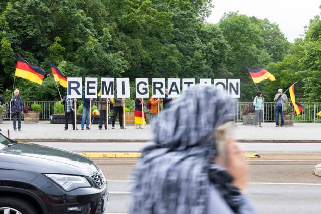 Widersetzen Erfurt und Remigration-Demo 12062026 - Eine Frau mit Kopftuch (Hijab) +++ Kurz vor dem Bundesparteitag der Partei Alternative fuer Deutschland (AfD)i n Erfurt hat rund ein Dutzend Menschen an der Bahnhaltestelle Boyneburgufer fuer Remigration demonstriert. Die Demonstrierenden hielten Deutschlandfahnen und einen Remigration-Schriftzug hoch. Ihnen stellten sich rund 50 Demonstrierende gegenueber. Sie warben unter anderem fuer das Buendnis Widersetzen, welches die Gegendemos gegen den Parteitag organisiert. Erfurt Thueringen Deutschland *** Oppose Erfurt and Remigration Demo 12062026 A woman with headscarf Hijab Shortly before the federal party conference of the Alternative for Germany AfD party in Erfurt, around a dozen p 120626_ppb-19
