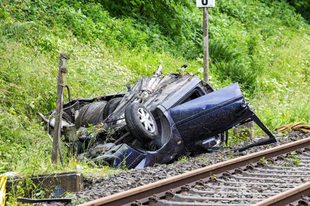 Regionalbahn erfasst PKW - PKw-Fahrer tödlich verletzt Am 12.06.2026 kam es gegen 12:15 Uhr an einem unbeschrankten Bahnübergang in der Franz-Holl-Straße im Ortsteil Etzen-Gesäß bei Bad König zu einem Zusammenstoß zwischen einem Personenzug und einem Auto. Der Autofahrer verstarb noch an der Unfallstelle. Der Triebfahrzeugführer erlitt einen Schock und wurde medizinisch versorgt; die 42 Fahrgäste des Zuges blieben nach bisherigen Erkenntnissen unverletzt. Die Bahnstrecke wurde voll gesperrt; auf Antrag der Staatsanwaltschaft Darmstadt wurde ein Sachverständiger zur Klärung der Unfallursache hinzugezogen. Bad König Etzen-Gesäß Hessen Deutschland *** Regional train hits car Passenger car driver fatally injured On 12 June 2026, a