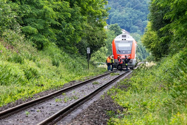 Regionalbahn erfasst PKW - PKw-Fahrer tödlich verletzt Am 12.06.2026 kam es gegen 12:15 Uhr an einem unbeschrankten Bahnübergang in der Franz-Holl-Straße im Ortsteil Etzen-Gesäß bei Bad König zu einem Zusammenstoß zwischen einem Personenzug und einem Auto. Der Autofahrer verstarb noch an der Unfallstelle. Der Triebfahrzeugführer erlitt einen Schock und wurde medizinisch versorgt; die 42 Fahrgäste des Zuges blieben nach bisherigen Erkenntnissen unverletzt. Die Bahnstrecke wurde voll gesperrt; auf Antrag der Staatsanwaltschaft Darmstadt wurde ein Sachverständiger zur Klärung der Unfallursache hinzugezogen. Bad König Etzen-Gesäß Hessen Deutschland *** Regional train hits car Passenger car driver fatally injured On 12 June 2026, a