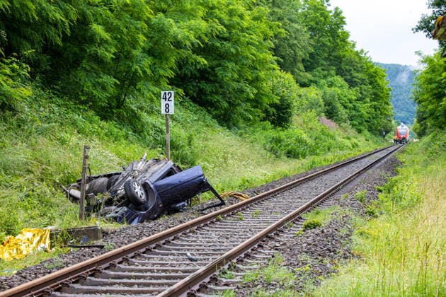 Regionalbahn erfasst PKW - PKw-Fahrer tödlich verletzt Am 12.06.2026 kam es gegen 12:15 Uhr an einem unbeschrankten Bahnübergang in der Franz-Holl-Straße im Ortsteil Etzen-Gesäß bei Bad König zu einem Zusammenstoß zwischen einem Personenzug und einem Auto. Der Autofahrer verstarb noch an der Unfallstelle. Der Triebfahrzeugführer erlitt einen Schock und wurde medizinisch versorgt; die 42 Fahrgäste des Zuges blieben nach bisherigen Erkenntnissen unverletzt. Die Bahnstrecke wurde voll gesperrt; auf Antrag der Staatsanwaltschaft Darmstadt wurde ein Sachverständiger zur Klärung der Unfallursache hinzugezogen. Bad König Etzen-Gesäß Hessen Deutschland *** Regional train hits car Passenger car driver fatally injured On 12 June 2026, a