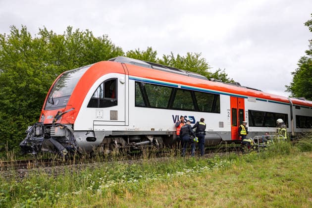 Regionalbahn erfasst PKW - PKw-Fahrer tödlich verletzt Am 12.06.2026 kam es gegen 12:15 Uhr an einem unbeschrankten Bahnübergang in der Franz-Holl-Straße im Ortsteil Etzen-Gesäß bei Bad König zu einem Zusammenstoß zwischen einem Personenzug und einem Auto. Der Autofahrer verstarb noch an der Unfallstelle. Der Triebfahrzeugführer erlitt einen Schock und wurde medizinisch versorgt; die 42 Fahrgäste des Zuges blieben nach bisherigen Erkenntnissen unverletzt. Die Bahnstrecke wurde voll gesperrt; auf Antrag der Staatsanwaltschaft Darmstadt wurde ein Sachverständiger zur Klärung der Unfallursache hinzugezogen. Bad König Etzen-Gesäß Hessen Deutschland *** Regional train hits car Passenger car driver fatally injured On 12 June 2026, a