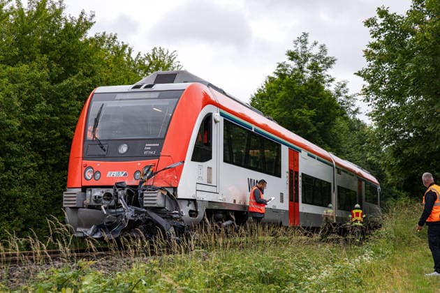 Regionalbahn erfasst PKW - PKw-Fahrer tödlich verletzt Am 12.06.2026 kam es gegen 12:15 Uhr an einem unbeschrankten Bahnübergang in der Franz-Holl-Straße im Ortsteil Etzen-Gesäß bei Bad König zu einem Zusammenstoß zwischen einem Personenzug und einem Auto. Der Autofahrer verstarb noch an der Unfallstelle. Der Triebfahrzeugführer erlitt einen Schock und wurde medizinisch versorgt; die 42 Fahrgäste des Zuges blieben nach bisherigen Erkenntnissen unverletzt. Die Bahnstrecke wurde voll gesperrt; auf Antrag der Staatsanwaltschaft Darmstadt wurde ein Sachverständiger zur Klärung der Unfallursache hinzugezogen. Bad König Etzen-Gesäß Hessen Deutschland *** Regional train hits car Passenger car driver fatally injured On 12 June 2026, a