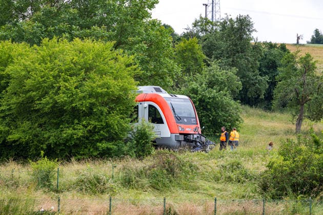 Regionalbahn erfasst PKW - PKw-Fahrer tödlich verletzt Am 12.06.2026 kam es gegen 12:15 Uhr an einem unbeschrankten Bahnübergang in der Franz-Holl-Straße im Ortsteil Etzen-Gesäß bei Bad König zu einem Zusammenstoß zwischen einem Personenzug und einem Auto. Der Autofahrer verstarb noch an der Unfallstelle. Der Triebfahrzeugführer erlitt einen Schock und wurde medizinisch versorgt; die 42 Fahrgäste des Zuges blieben nach bisherigen Erkenntnissen unverletzt. Die Bahnstrecke wurde voll gesperrt; auf Antrag der Staatsanwaltschaft Darmstadt wurde ein Sachverständiger zur Klärung der Unfallursache hinzugezogen. Bad König Etzen-Gesäß Hessen Deutschland *** Regional train hits car Passenger car driver fatally injured On 12 June 2026, a