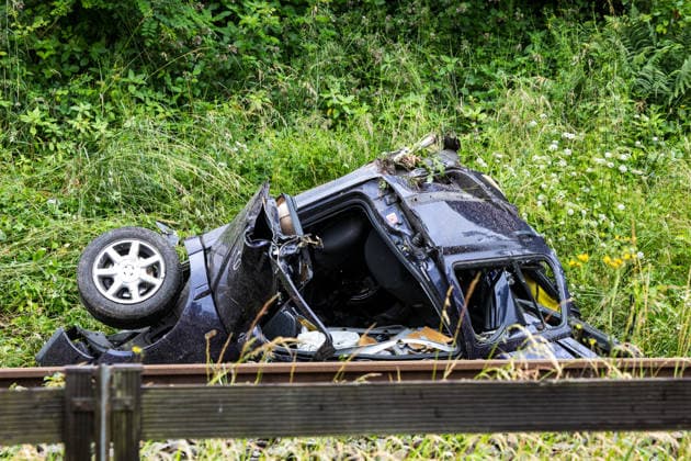 Regionalbahn erfasst PKW - PKw-Fahrer tödlich verletzt Am 12.06.2026 kam es gegen 12:15 Uhr an einem unbeschrankten Bahnübergang in der Franz-Holl-Straße im Ortsteil Etzen-Gesäß bei Bad König zu einem Zusammenstoß zwischen einem Personenzug und einem Auto. Der Autofahrer verstarb noch an der Unfallstelle. Der Triebfahrzeugführer erlitt einen Schock und wurde medizinisch versorgt; die 42 Fahrgäste des Zuges blieben nach bisherigen Erkenntnissen unverletzt. Die Bahnstrecke wurde voll gesperrt; auf Antrag der Staatsanwaltschaft Darmstadt wurde ein Sachverständiger zur Klärung der Unfallursache hinzugezogen. Bad König Etzen-Gesäß Hessen Deutschland *** Regional train hits car Passenger car driver fatally injured On 12 June 2026, a