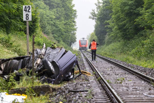 Regionalbahn erfasst PKW - PKw-Fahrer tödlich verletzt Am 12.06.2026 kam es gegen 12:15 Uhr an einem unbeschrankten Bahnübergang in der Franz-Holl-Straße im Ortsteil Etzen-Gesäß bei Bad König zu einem Zusammenstoß zwischen einem Personenzug und einem Auto. Der Autofahrer verstarb noch an der Unfallstelle. Der Triebfahrzeugführer erlitt einen Schock und wurde medizinisch versorgt; die 42 Fahrgäste des Zuges blieben nach bisherigen Erkenntnissen unverletzt. Die Bahnstrecke wurde voll gesperrt; auf Antrag der Staatsanwaltschaft Darmstadt wurde ein Sachverständiger zur Klärung der Unfallursache hinzugezogen. Bad König Etzen-Gesäß Hessen Deutschland *** Regional train hits car Passenger car driver fatally injured On 12 June 2026, a