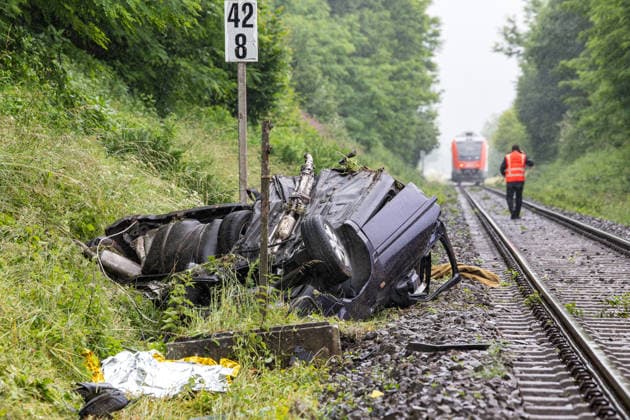 Regionalbahn erfasst PKW - PKw-Fahrer tödlich verletzt Am 12.06.2026 kam es gegen 12:15 Uhr an einem unbeschrankten Bahnübergang in der Franz-Holl-Straße im Ortsteil Etzen-Gesäß bei Bad König zu einem Zusammenstoß zwischen einem Personenzug und einem Auto. Der Autofahrer verstarb noch an der Unfallstelle. Der Triebfahrzeugführer erlitt einen Schock und wurde medizinisch versorgt; die 42 Fahrgäste des Zuges blieben nach bisherigen Erkenntnissen unverletzt. Die Bahnstrecke wurde voll gesperrt; auf Antrag der Staatsanwaltschaft Darmstadt wurde ein Sachverständiger zur Klärung der Unfallursache hinzugezogen. Bad König Etzen-Gesäß Hessen Deutschland *** Regional train hits car Passenger car driver fatally injured On 12 June 2026, a