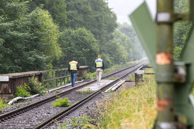 Regionalbahn erfasst PKW - PKw-Fahrer tödlich verletzt Am 12.06.2026 kam es gegen 12:15 Uhr an einem unbeschrankten Bahnübergang in der Franz-Holl-Straße im Ortsteil Etzen-Gesäß bei Bad König zu einem Zusammenstoß zwischen einem Personenzug und einem Auto. Der Autofahrer verstarb noch an der Unfallstelle. Der Triebfahrzeugführer erlitt einen Schock und wurde medizinisch versorgt; die 42 Fahrgäste des Zuges blieben nach bisherigen Erkenntnissen unverletzt. Die Bahnstrecke wurde voll gesperrt; auf Antrag der Staatsanwaltschaft Darmstadt wurde ein Sachverständiger zur Klärung der Unfallursache hinzugezogen. Bad König Etzen-Gesäß Hessen Deutschland *** Regional train hits car Passenger car driver fatally injured On 12 June 2026, a