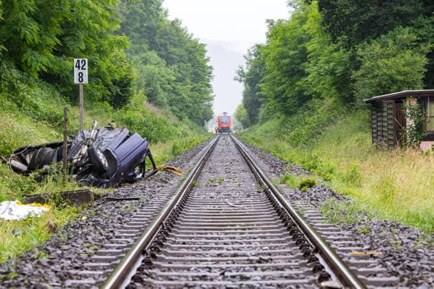Regionalbahn erfasst PKW - PKw-Fahrer tödlich verletzt Am 12.06.2026 kam es gegen 12:15 Uhr an einem unbeschrankten Bahnübergang in der Franz-Holl-Straße im Ortsteil Etzen-Gesäß bei Bad König zu einem Zusammenstoß zwischen einem Personenzug und einem Auto. Der Autofahrer verstarb noch an der Unfallstelle. Der Triebfahrzeugführer erlitt einen Schock und wurde medizinisch versorgt; die 42 Fahrgäste des Zuges blieben nach bisherigen Erkenntnissen unverletzt. Die Bahnstrecke wurde voll gesperrt; auf Antrag der Staatsanwaltschaft Darmstadt wurde ein Sachverständiger zur Klärung der Unfallursache hinzugezogen. Bad König Etzen-Gesäß Hessen Deutschland *** Regional train hits car Passenger car driver fatally injured On 12 June 2026, a