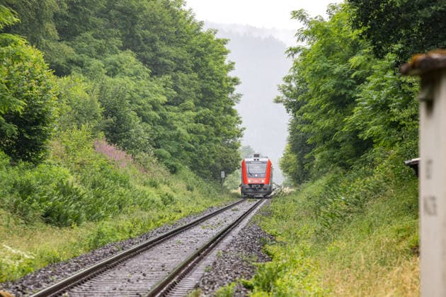 Regionalbahn erfasst PKW - PKw-Fahrer tödlich verletzt Am 12.06.2026 kam es gegen 12:15 Uhr an einem unbeschrankten Bahnübergang in der Franz-Holl-Straße im Ortsteil Etzen-Gesäß bei Bad König zu einem Zusammenstoß zwischen einem Personenzug und einem Auto. Der Autofahrer verstarb noch an der Unfallstelle. Der Triebfahrzeugführer erlitt einen Schock und wurde medizinisch versorgt; die 42 Fahrgäste des Zuges blieben nach bisherigen Erkenntnissen unverletzt. Die Bahnstrecke wurde voll gesperrt; auf Antrag der Staatsanwaltschaft Darmstadt wurde ein Sachverständiger zur Klärung der Unfallursache hinzugezogen. Bad König Etzen-Gesäß Hessen Deutschland *** Regional train hits car Passenger car driver fatally injured On 12 June 2026, a
