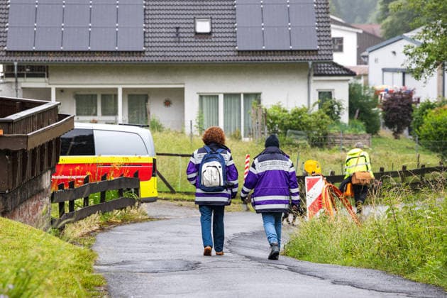 Regionalbahn erfasst PKW - PKw-Fahrer tödlich verletzt Am 12.06.2026 kam es gegen 12:15 Uhr an einem unbeschrankten Bahnübergang in der Franz-Holl-Straße im Ortsteil Etzen-Gesäß bei Bad König zu einem Zusammenstoß zwischen einem Personenzug und einem Auto. Der Autofahrer verstarb noch an der Unfallstelle. Der Triebfahrzeugführer erlitt einen Schock und wurde medizinisch versorgt; die 42 Fahrgäste des Zuges blieben nach bisherigen Erkenntnissen unverletzt. Die Bahnstrecke wurde voll gesperrt; auf Antrag der Staatsanwaltschaft Darmstadt wurde ein Sachverständiger zur Klärung der Unfallursache hinzugezogen. Bad König Etzen-Gesäß Hessen Deutschland *** Regional train hits car Passenger car driver fatally injured On 12 June 2026, a