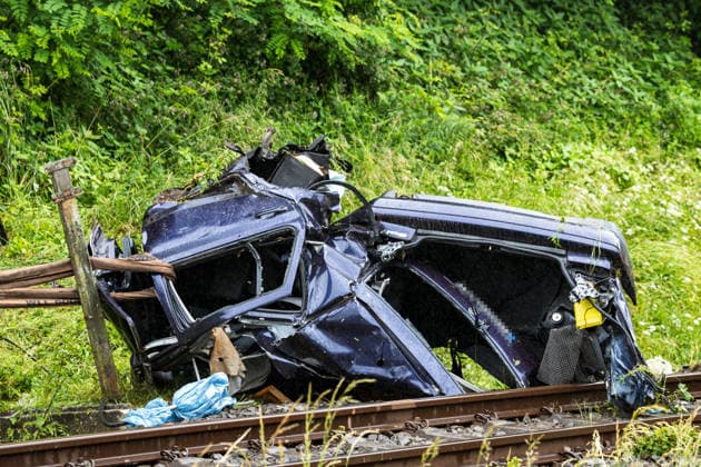 Regionalbahn erfasst PKW - PKw-Fahrer tödlich verletzt Am 12.06.2026 kam es gegen 12:15 Uhr an einem unbeschrankten Bahnübergang in der Franz-Holl-Straße im Ortsteil Etzen-Gesäß bei Bad König zu einem Zusammenstoß zwischen einem Personenzug und einem Auto. Der Autofahrer verstarb noch an der Unfallstelle. Der Triebfahrzeugführer erlitt einen Schock und wurde medizinisch versorgt; die 42 Fahrgäste des Zuges blieben nach bisherigen Erkenntnissen unverletzt. Die Bahnstrecke wurde voll gesperrt; auf Antrag der Staatsanwaltschaft Darmstadt wurde ein Sachverständiger zur Klärung der Unfallursache hinzugezogen. Bad König Etzen-Gesäß Hessen Deutschland *** Regional train hits car Passenger car driver fatally injured On 12 June 2026, a