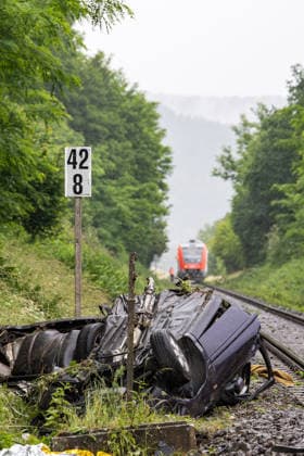 Regionalbahn erfasst PKW - PKw-Fahrer tödlich verletzt Am 12.06.2026 kam es gegen 12:15 Uhr an einem unbeschrankten Bahnübergang in der Franz-Holl-Straße im Ortsteil Etzen-Gesäß bei Bad König zu einem Zusammenstoß zwischen einem Personenzug und einem Auto. Der Autofahrer verstarb noch an der Unfallstelle. Der Triebfahrzeugführer erlitt einen Schock und wurde medizinisch versorgt; die 42 Fahrgäste des Zuges blieben nach bisherigen Erkenntnissen unverletzt. Die Bahnstrecke wurde voll gesperrt; auf Antrag der Staatsanwaltschaft Darmstadt wurde ein Sachverständiger zur Klärung der Unfallursache hinzugezogen. Bad König Etzen-Gesäß Hessen Deutschland *** Regional train hits car Passenger car driver fatally injured On 12 June 2026, a