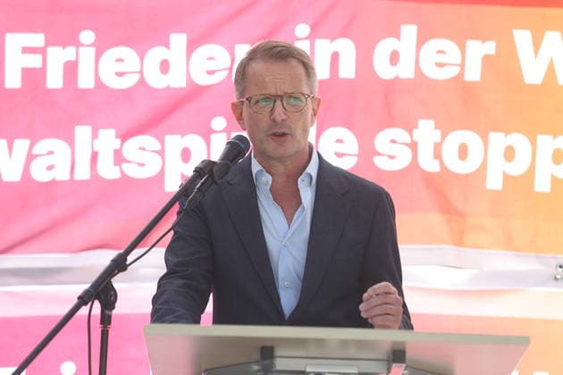 Alexander King auf einer Kundgebung zur Abgeordnetenhauswahl in der Crellestraße, Lucie-Leydicke-Platz. Berlin, 28.05.2026 *** Alexander King at a rally for the parliamentary elections in Crellestraße, Lucie Leydicke Platz Berlin, 28 05 2026 Copyright: xAgenturxMatthiasxWehnertx xM.xGränzdörferx